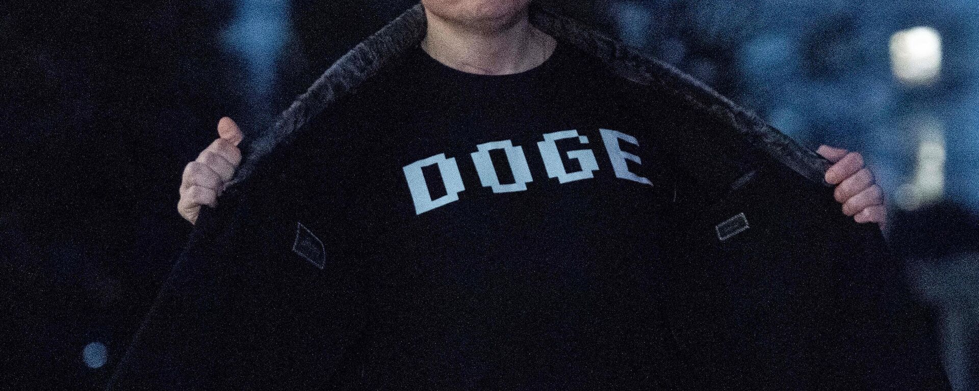 Ilon Mask pokazuje natpis na majci američkog Odeljenja za efikasnost vlade (DOGE). - Sputnik Srbija, 1920, 04.06.2025