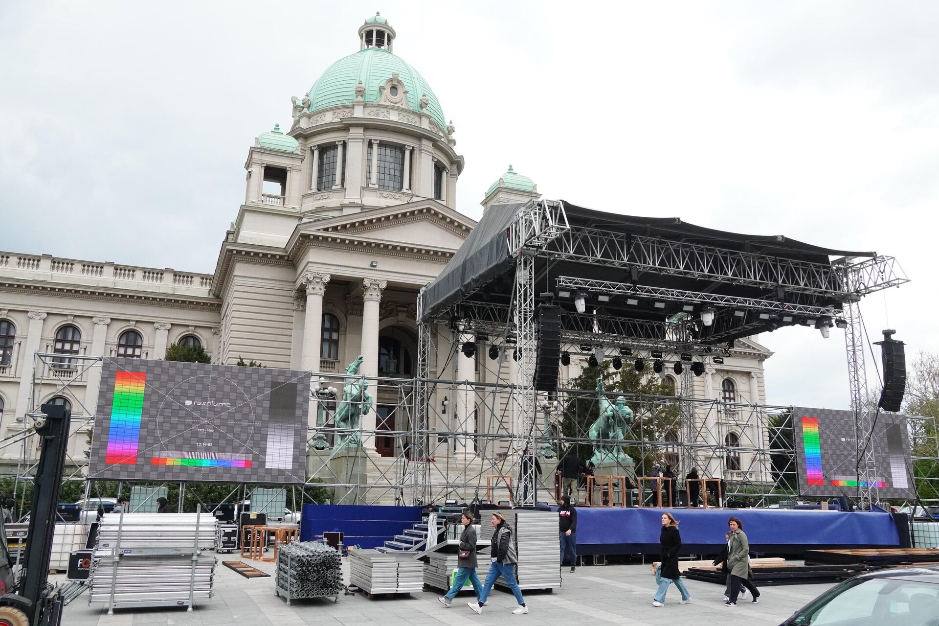 Бина испред Скупштине Србије Бина испред Скупштине Србије - Sputnik Србија, 1920, 11.04.2025