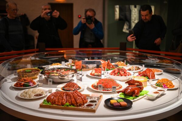 Izložba posvećena gastronomskim tradicijama Drevne Kine biće otvorena 11. aprila u izložbenim salama Patrijaršijskog dvora i Uspenskog zvonika. Izložba posvećena gastronomskim tradicijama Drevne Kine biće otvorena 11. aprila u izložbenim salama Patrijaršijskog dvora i Uspenskog zvonika. - Sputnik Srbija