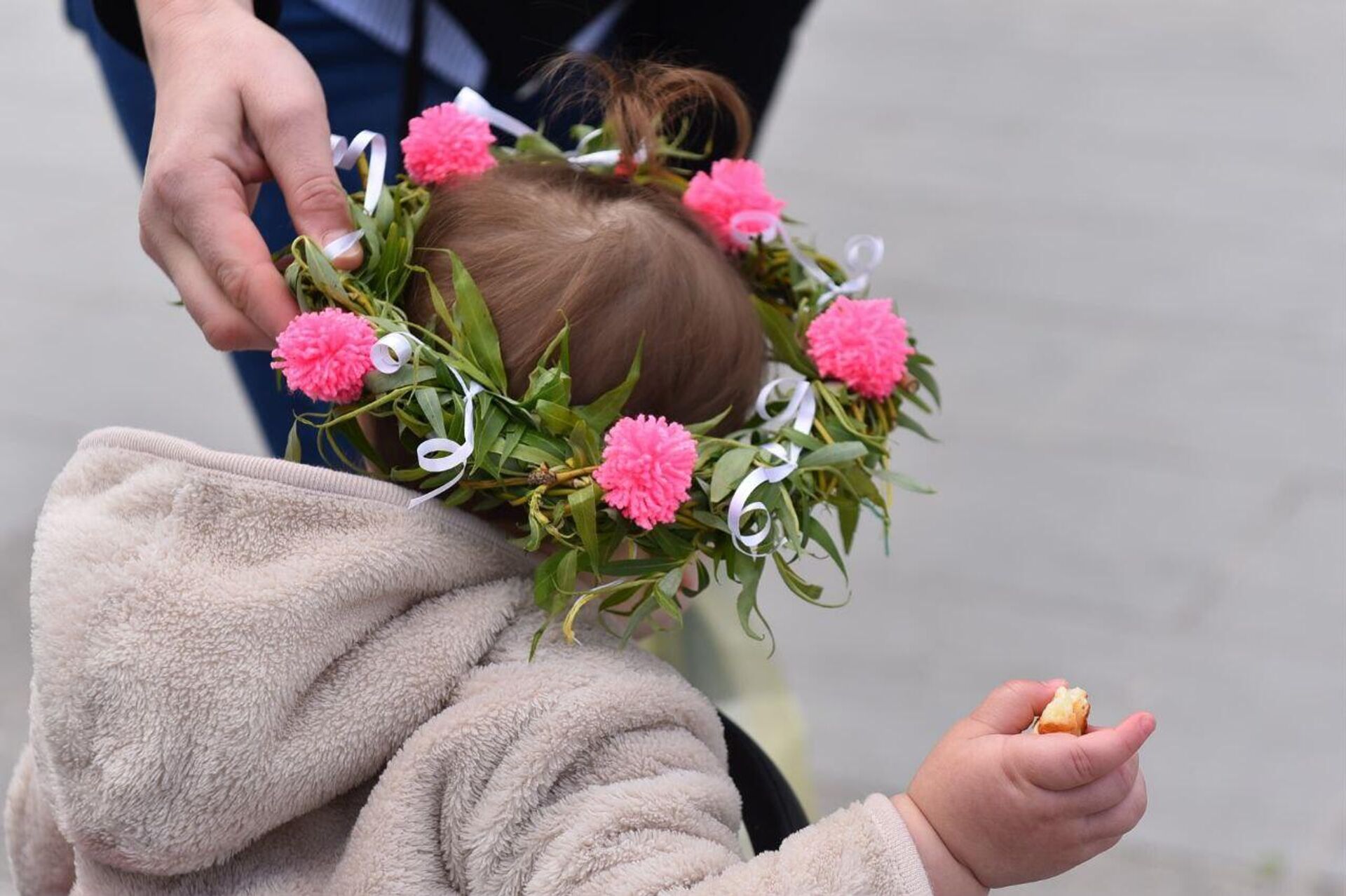 Девојчица са венчићем од врбових гранчица - Sputnik Србија, 1920, 12.04.2025