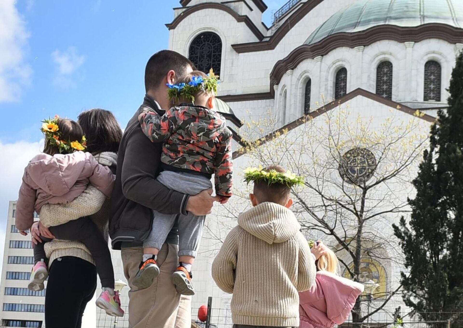 Породица испред Храма Светог Саве - Sputnik Србија, 1920, 12.04.2025