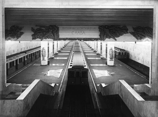 На станици метроа „Исмаиловски парк културе Стаљинa“ Фото Л. Великжанин, В. Савостјанов. 13. новембра 1945. Главни архив Москве На станици метроа „Исмаиловски парк културе Стаљинa“ Фото Л. Великжанин, В. Савостјанов. 13. новембра 1945. Главни архив Москве - Sputnik Србија
