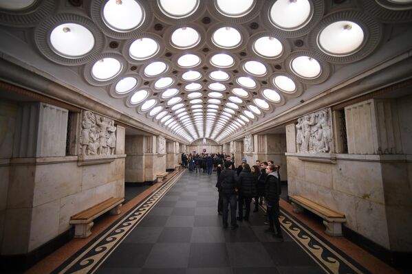 Посетиоци током обиласка посвећеног догађају "Ноћ у метроу" Посетиоци током обиласка посвећеног догађају "Ноћ у метроу" - Sputnik Србија