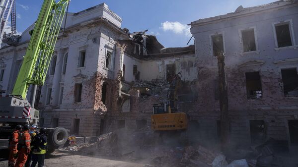 Украјински спасиоци рашчишћавају зграду после руског напада на зграду у Сумију - Sputnik Србија