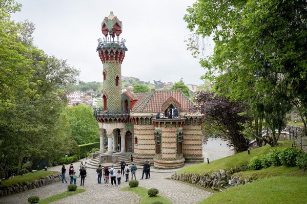 El Kaprićo je zgrada u Španiji, koju je dizajnirao katalonski arhitekta Antoni Gaudi između 1883. i 1885. godine. - Sputnik Srbija