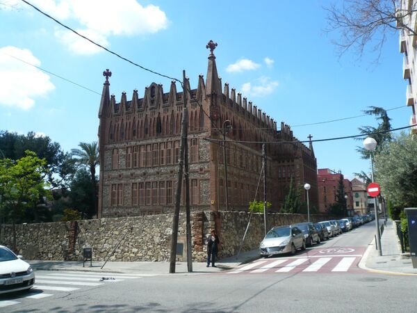 Škola pri manastiru Svete Tereze, specijalna obrazovna ustanova za devojčice, specijalizovana za pripremno obrazovanje monahinja. Zgrada je izgrađena 1888-1894 u Barseloni od strane arhitekte Antonija Gaudija. - Sputnik Srbija