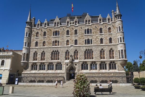 Kaza Botines je zgrada katalonskog modernizma koju je dizajnirao katalonski arhitekta Antoni Gaudi u Leonu, Katalonija, Španija. Adaptirana je da služi kao sedište mesne banke. Deo je Uneskove svetske baštine. - Sputnik Srbija