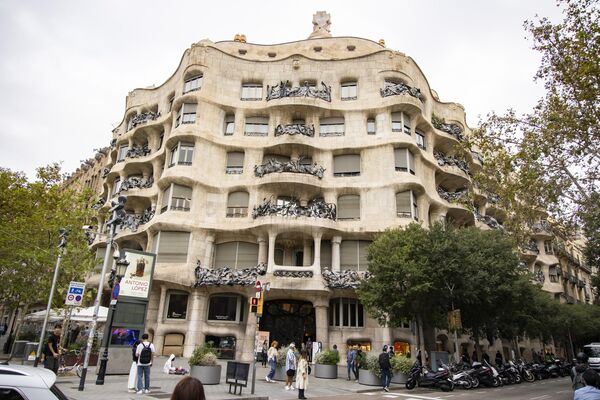Kuća Mila (Casa Milà), popularno nazvana La Pedrera izgrađena je između 1906. i 1912. godine u stilu katalonskog modernizma. Nalazi se u ulici Paseđ de Grasija u samom centru Barselone. Kuća je izgrađena po narudžbi bračnog para Mila. - Sputnik Srbija