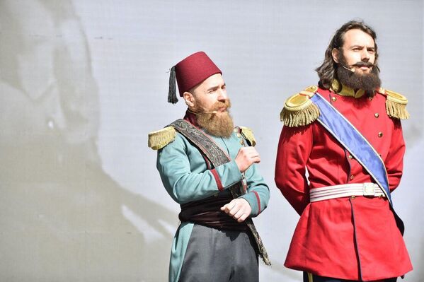 Заменица градоначелника Весна Видовић је са председником Савеза Удружења потомака ратника Србије 1914-1920 Иваном Стратимировићем положила венце са цвећем на спомен обележје примопредаје кључева. Заменица градоначелника Весна Видовић је са председником Савеза Удружења потомака ратника Србије 1914-1920 Иваном Стратимировићем положила венце са цвећем на спомен обележје примопредаје кључева. - Sputnik Србија