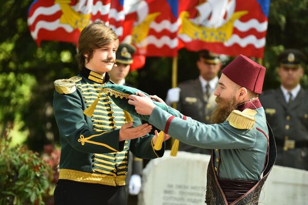 Почасна паљба Војске Србије уприличена је са Калемгданске терасе, а испред спомен обележја одиграна је драмско-сценска реконструкција примопредаје кључева, а клуб љубитеља историјског плеса је извео „Коло кнеза Михиала“ и „Коло мајора Гавриловића“. Почасна паљба Војске Србије уприличена је са Калемгданске терасе, а испред спомен обележја одиграна је драмско-сценска реконструкција примопредаје кључева, а клуб љубитеља историјског плеса је извео „Коло кнеза Михиала“ и „Коло мајора Гавриловића“. - Sputnik Србија