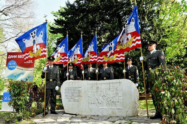 Такође приређен је и свечани дефиле од Кнез Михаилове улице до Калемегдана, у коме су учествовали представници градске власти, припадници Војске Србије, оркестар и коњичка бригада Министарства унутрашњих послова Србије, као и питомци Војне академије. Такође приређен је и свечани дефиле од Кнез Михаилове улице до Калемегдана, у коме су учествовали представници градске власти, припадници Војске Србије, оркестар и коњичка бригада Министарства унутрашњих послова Србије, као и питомци Војне академије. - Sputnik Србија