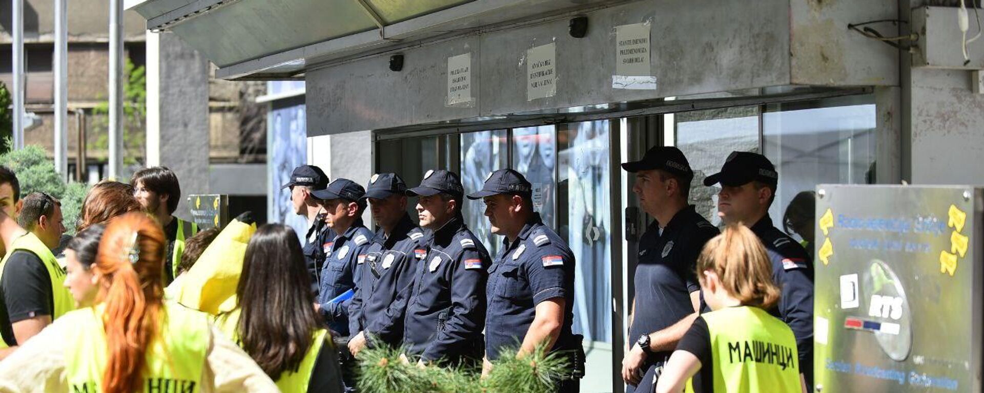 Policija ispred RTS - Sputnik Srbija, 1920, 16.04.2025
