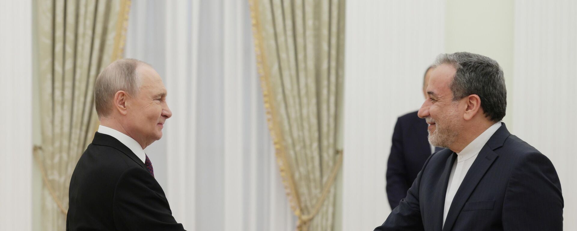 Председник Русије Владимир Путин и министар спољних послова Ирана Абас Аракчи - Sputnik Србија, 1920, 17.04.2025