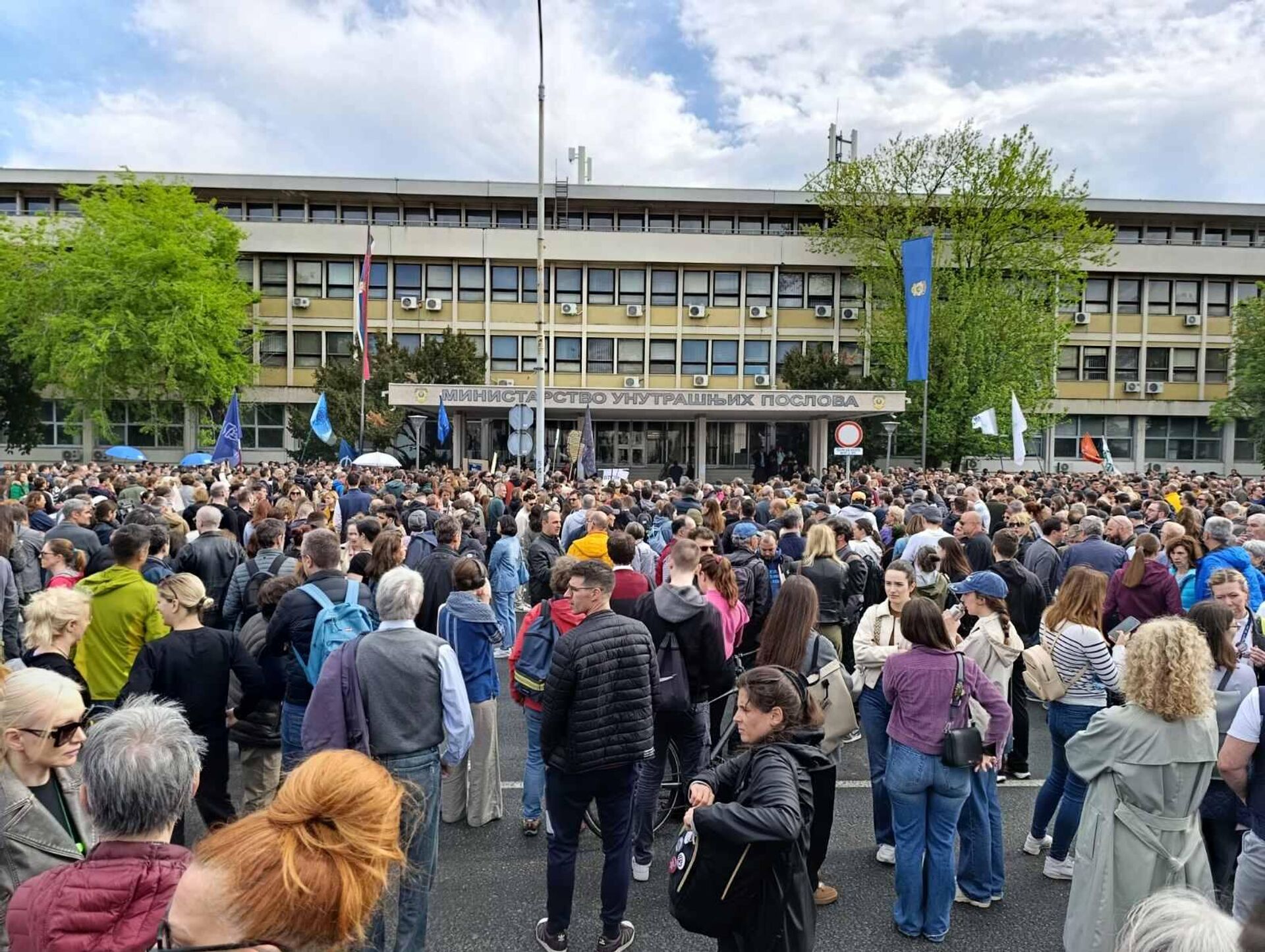 Скуп испред зграде Управе криминалистичке полиције на Новом Београду - Sputnik Србија, 1920, 18.04.2025