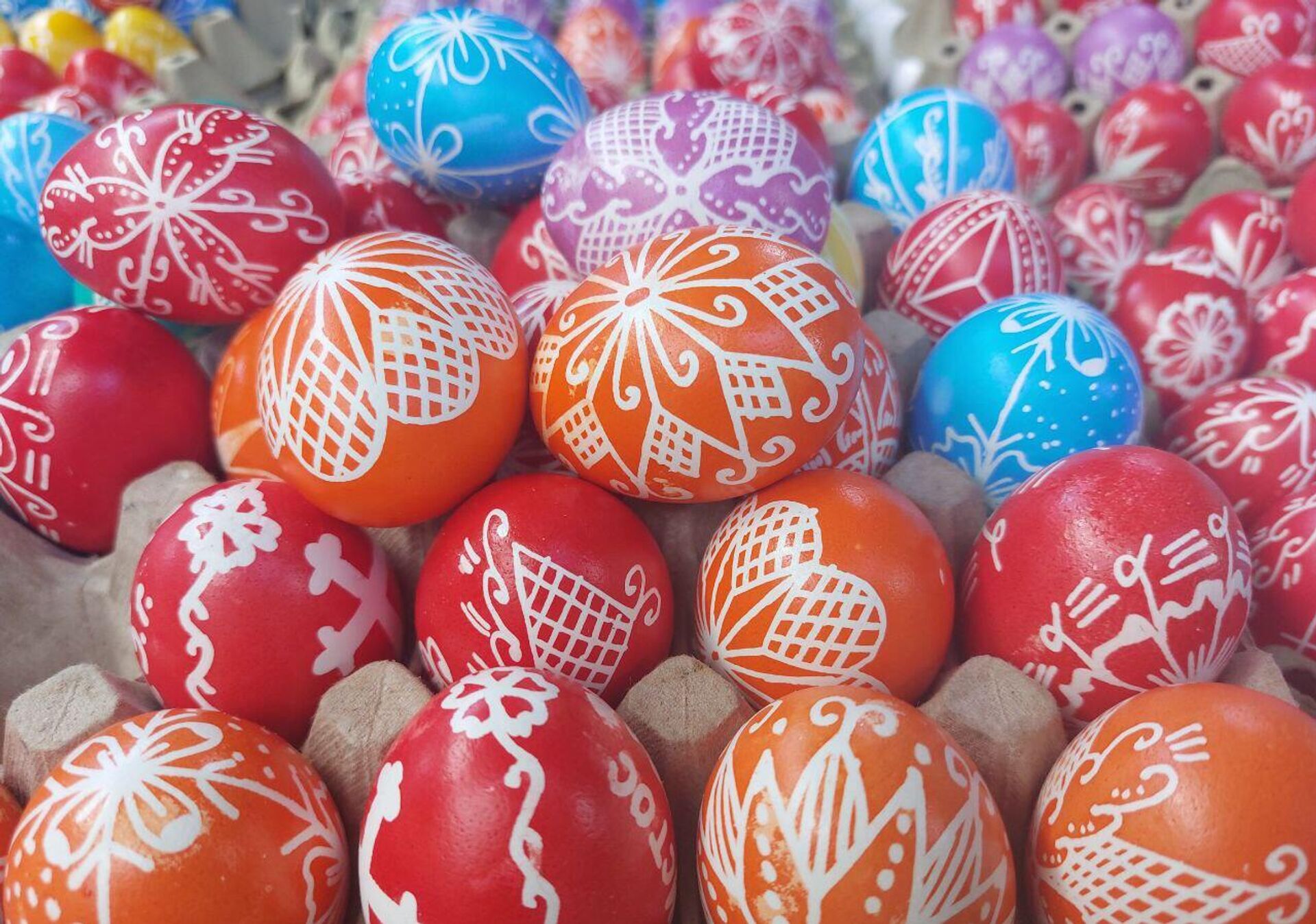 Традиционално ишарана јаја помоћу воска - Sputnik Србија, 1920, 18.04.2025