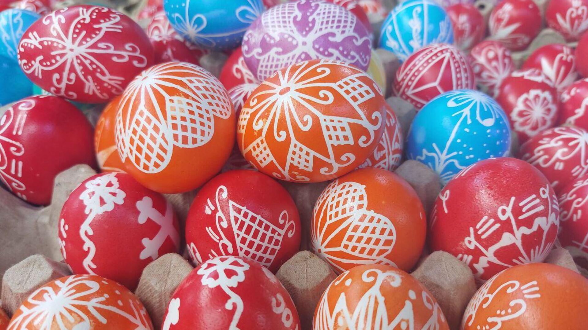 Tradicionalno išarana jaja pomoću voska Tradicionalno išarana jaja pomoću voska - Sputnik Srbija, 1920, 20.04.2025