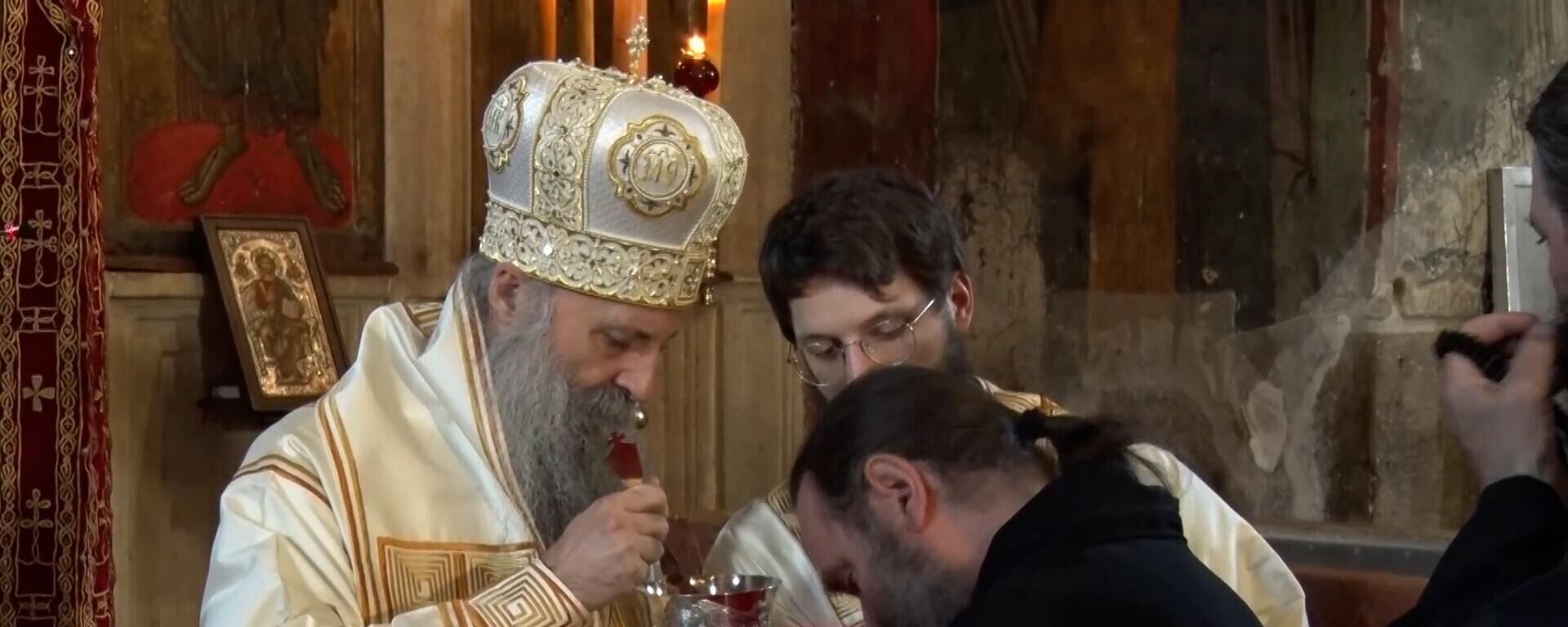 Patrijarh Porfirije služio Svetu liturgiju u manastiru Visoki Dečani - Sputnik Srbija, 1920, 19.04.2025
