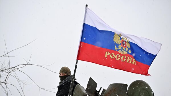 Руска застава на америчком оклопном возилу М113 које су руски војници освојили код Артјомовска - Sputnik Србија