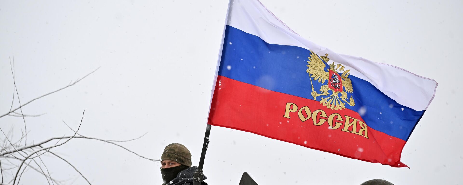 Ruska zastava na američkom oklopnom vozilu M113 koje su ruski vojnici osvojili kod Artjomovska - Sputnik Srbija, 1920, 13.05.2025