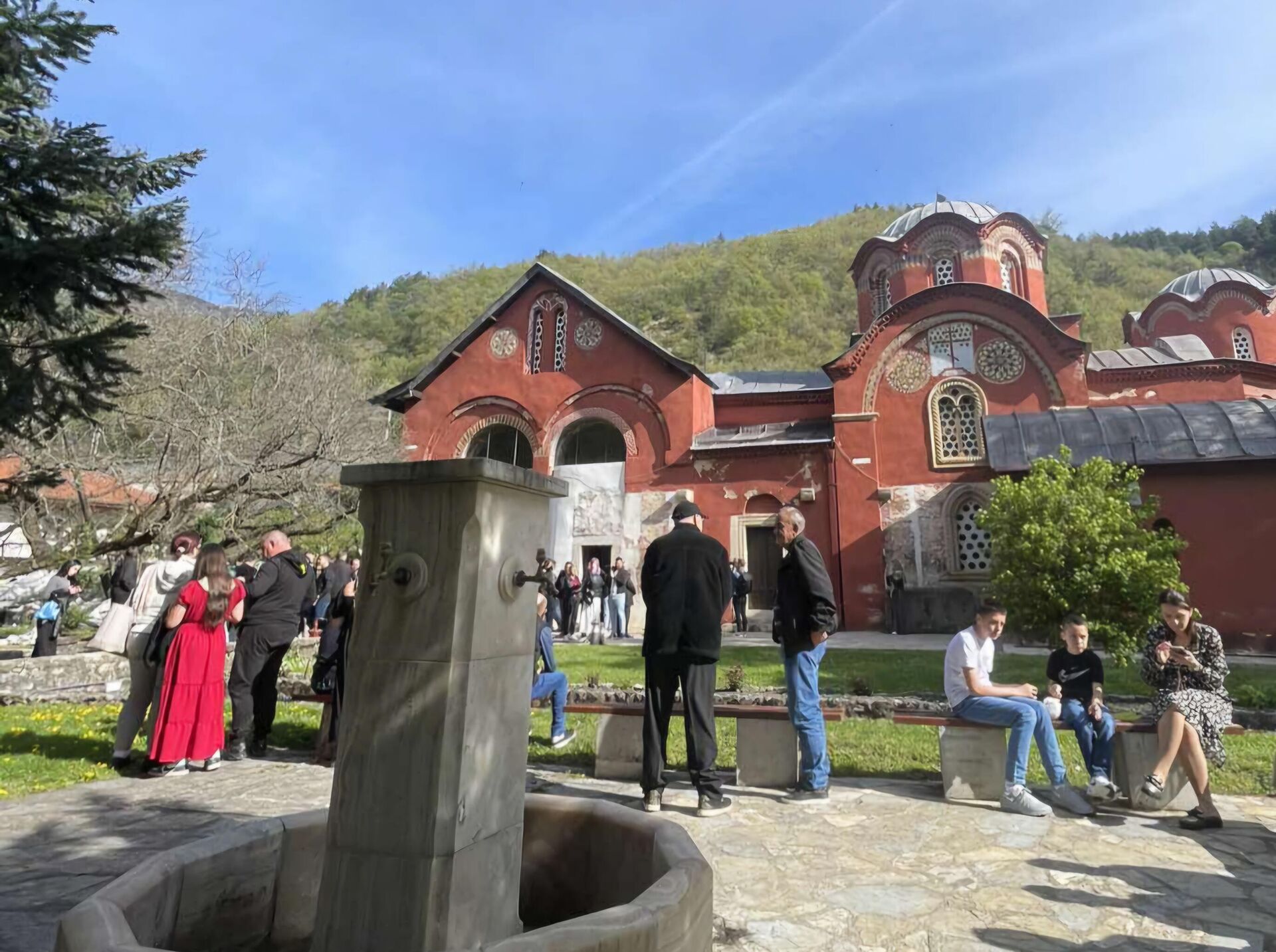 Анђела је јутрос забележила атмосферу после Васкршње литургије у Пећкој патријаршији - Sputnik Србија, 1920, 20.04.2025