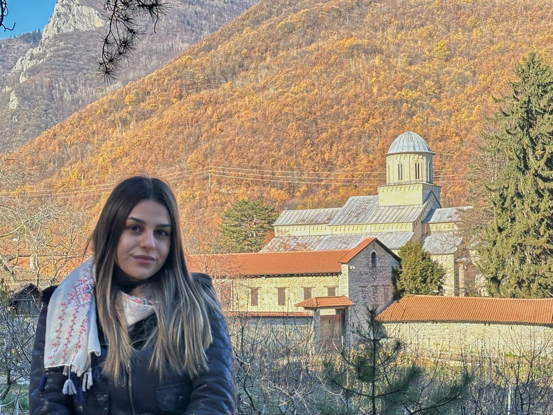 Теа Тодоровић у Високим Дечанима, манастиру у коме је, како каже, одрасла - Sputnik Србија, 1920, 20.04.2025