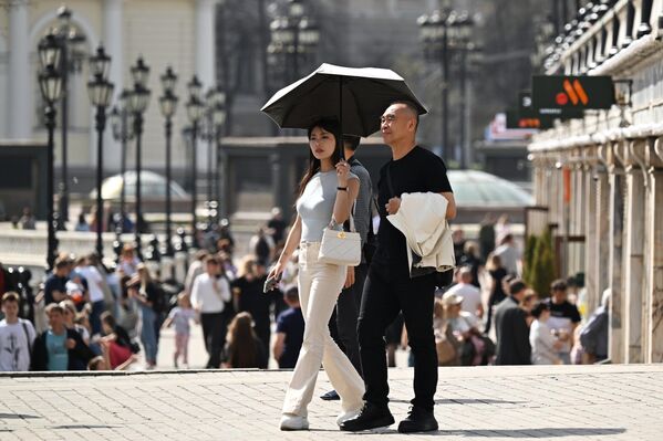 U letnjim temperaturama u Moskvi uživaju i turisti. - Sputnik Srbija