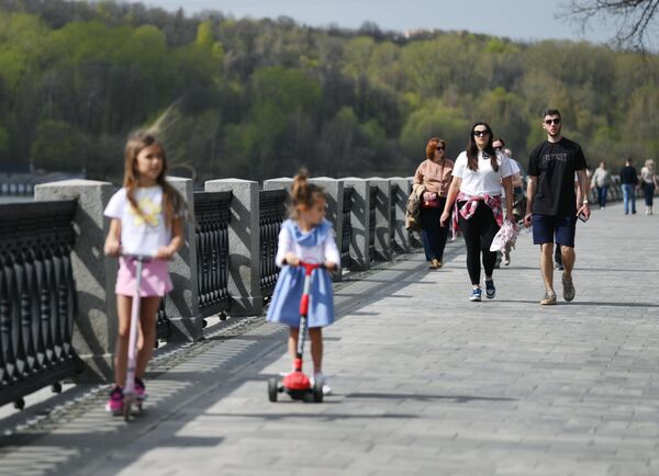 Topli dani su savršeni za boravak u prelepoj prirodi Moskve sa porodicom. - Sputnik Srbija