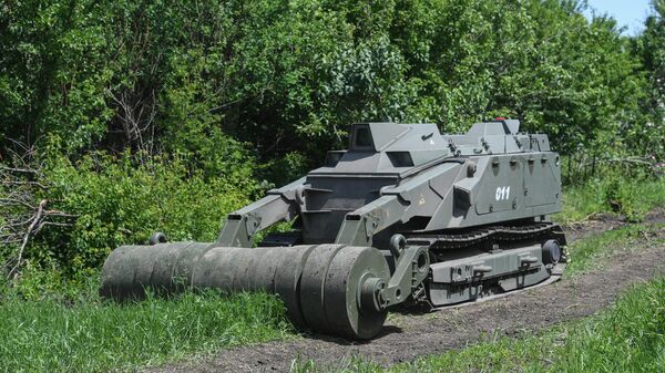 Robot za deminiranje uran 6 - Sputnik Srbija