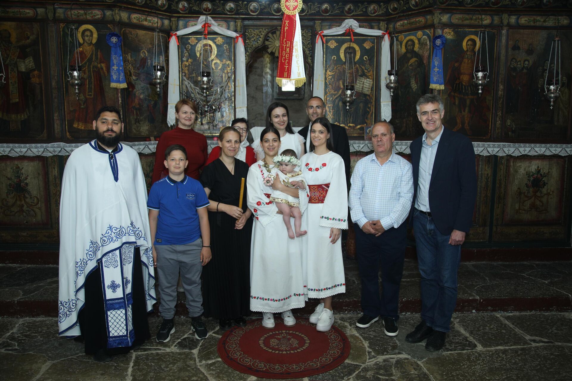 Радовановићи и Мирковићи - млади пар ће помоћи да црква у Ораховцу добије стасидије - Sputnik Србија, 1920, 22.04.2025