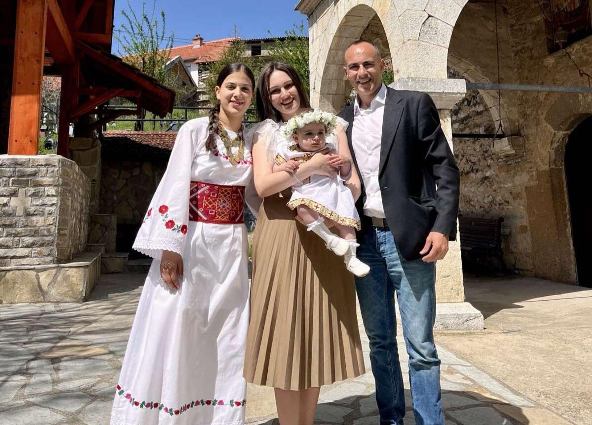 Павлина Радовановић са својом кумицом Надом Мирковић и њеним родитељима - Sputnik Србија, 1920, 22.04.2025