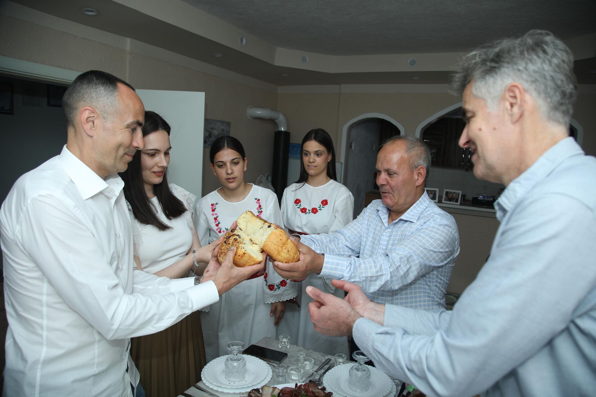  Схватили смо важност кумства на Косову и Метохији, преломили смо и колач  - Sputnik Србија, 1920, 22.04.2025