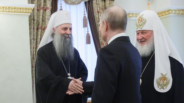 Владимир Путина са патријархом Порфиријем и патријархом Кирилом - Sputnik Србија