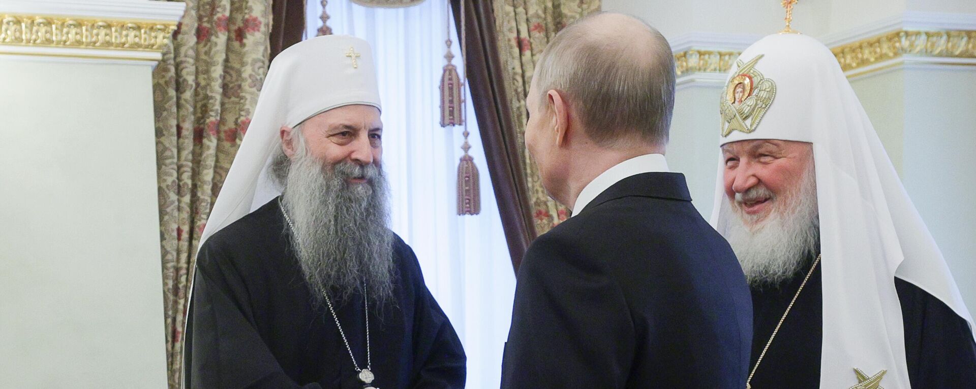 Владимир Путина са патријархом Порфиријем и патријархом Кирилом - Sputnik Србија, 1920, 23.04.2025