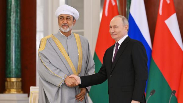Ruski predsednik Vladimir Putin i sultan Omana Haitam Tarik al Said - Sputnik Srbija