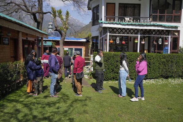 Napad se dogodio u poljoprivrednoj oblasti uz put, a među poginulima je 25 indijskih državljana i jedan Nepalac.Indijski mediji su objavili da se grupa od dve do tri osobe sa oružjem pojavila u toj oblasti i prvo zamolila turiste da pokažu svoje lične karte. Samo nekoliko trenutaka kasnije, navodno su otvorili vatru. - Sputnik Srbija