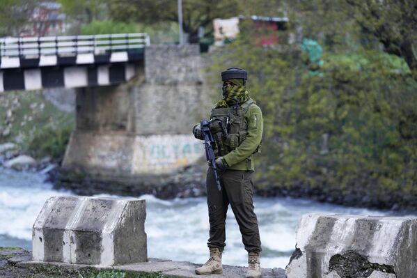 Indija je 2019. godine oduzela specijalan status Kašmiru, podelivši državu na dva teritorijalna dela: Džamu i Kašmir i Ladak, što je omogućilo dodelu prava ljudima koji su iz drugih delova Indije ili inostranstva, omogućavajući im zapošljavanje i kupovinu zemlje.Ta odluka dovela je do pogoršanja odnosa sa Pakistanom, koji takođe polaže pravo na taj region, što je izazvalo duboku političku napetost i vojnu konfrontaciju između dve nuklearne sile. - Sputnik Srbija