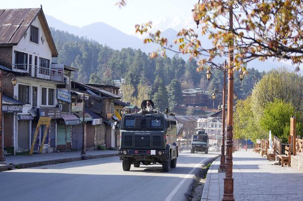 Sprovode se stroge bezbednosne provere, posebno u turističkim područjima, navela je novinska agencija PTI. Kontrolni punktovi su takođe postavljeni u dolini Kašmira, kažu zvaničnici. Došlo je i do izmena i javnom prevozu.U toku je istraga. - Sputnik Srbija