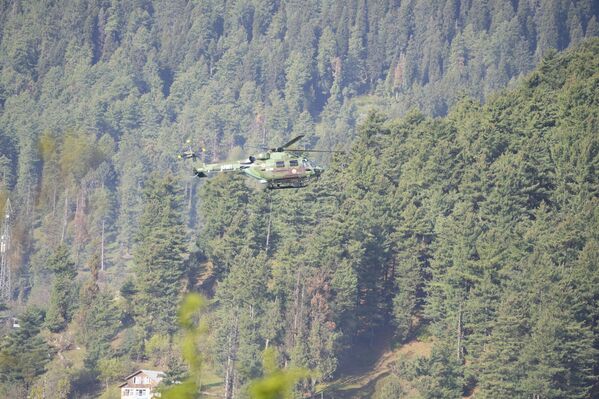 Napadi na turiste u Kašmiru su retki, a poslednji smrtonosni napad desio se u junu 2024. godine, kada je usled napada militanata autobus sa hinduističkim vernicima pao u klisuru, pri čemu je poginulo najmanje devet osoba, a 33 su povređene. - Sputnik Srbija