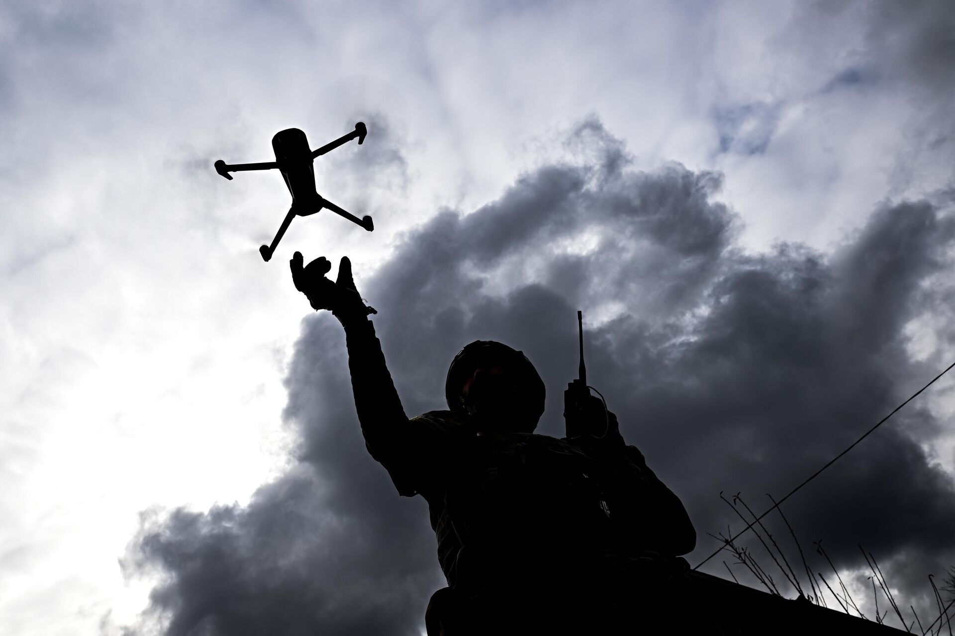 Руски војник са дроном у зони специјалне војне операције Руски војник са дроном у зони специјалне војне операције - Sputnik Србија, 1920, 27.04.2025