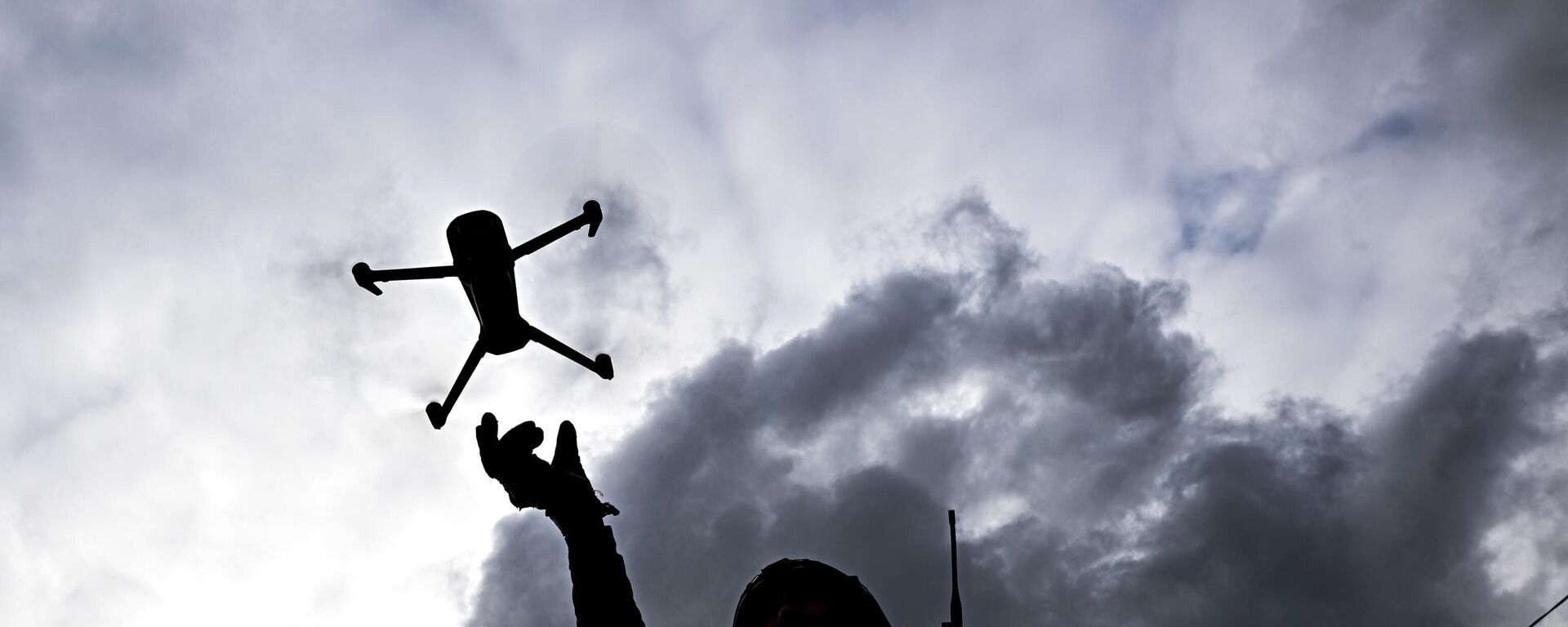Ruski vojnik sa dronom u zoni specijalne vojne operacije - Sputnik Srbija, 1920, 30.09.2025