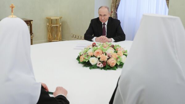 Владимир Путин са патријарсима Порфиријем и Кирилом - Sputnik Србија