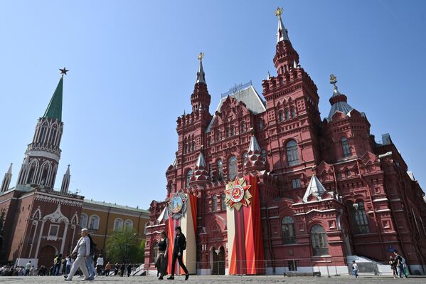 Dekoracija povodom Dana pobede na zgradi Državnog istorijskog muzeja u Moskvi. Dekoracija povodom Dana pobede na zgradi Državnog istorijskog muzeja u Moskvi. - Sputnik Srbija