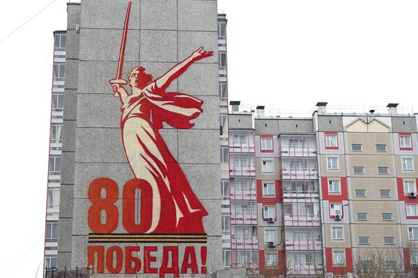Mural za 80. godišnjicu pobede u Velikom otadžbinskom ratu na zidu 10-spratne stambene zgrade u Krasnojarsku. Mural za 80. godišnjicu pobede u Velikom otadžbinskom ratu na zidu 10-spratne stambene zgrade u Krasnojarsku. - Sputnik Srbija