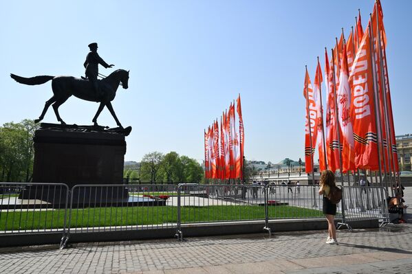 Dekoracija povodom Dana pobede na trgu ispred Državnog istorijskog muzeja u Moskvi. Dekoracija povodom Dana pobede na trgu ispred Državnog istorijskog muzeja u Moskvi. - Sputnik Srbija