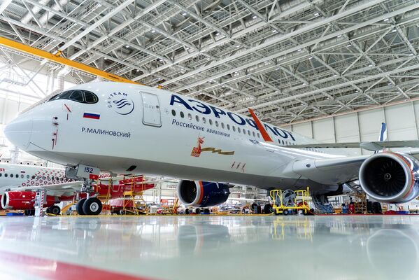 Logo 80. godišnjice Pobede na avionu Erbas A350 u kompleksu hangara Aeroflot Tehniks. Logo 80. godišnjice Pobede na avionu Erbas A350 u kompleksu hangara Aeroflot Tehniks. - Sputnik Srbija