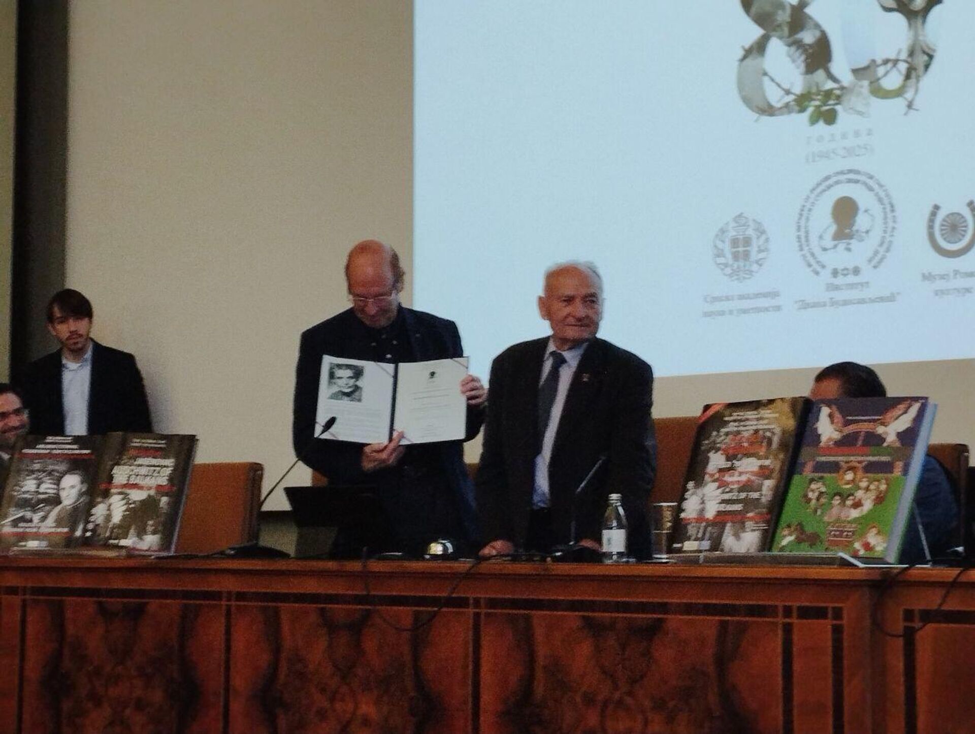 Гојко Рончевић Мраовић (десно), преживели дечјег логора Јастребарско и директор института ,,Дијана Будисављевић уручује почасну грамоту историчару Гидеону Грајфу - Sputnik Србија, 1920, 24.04.2025