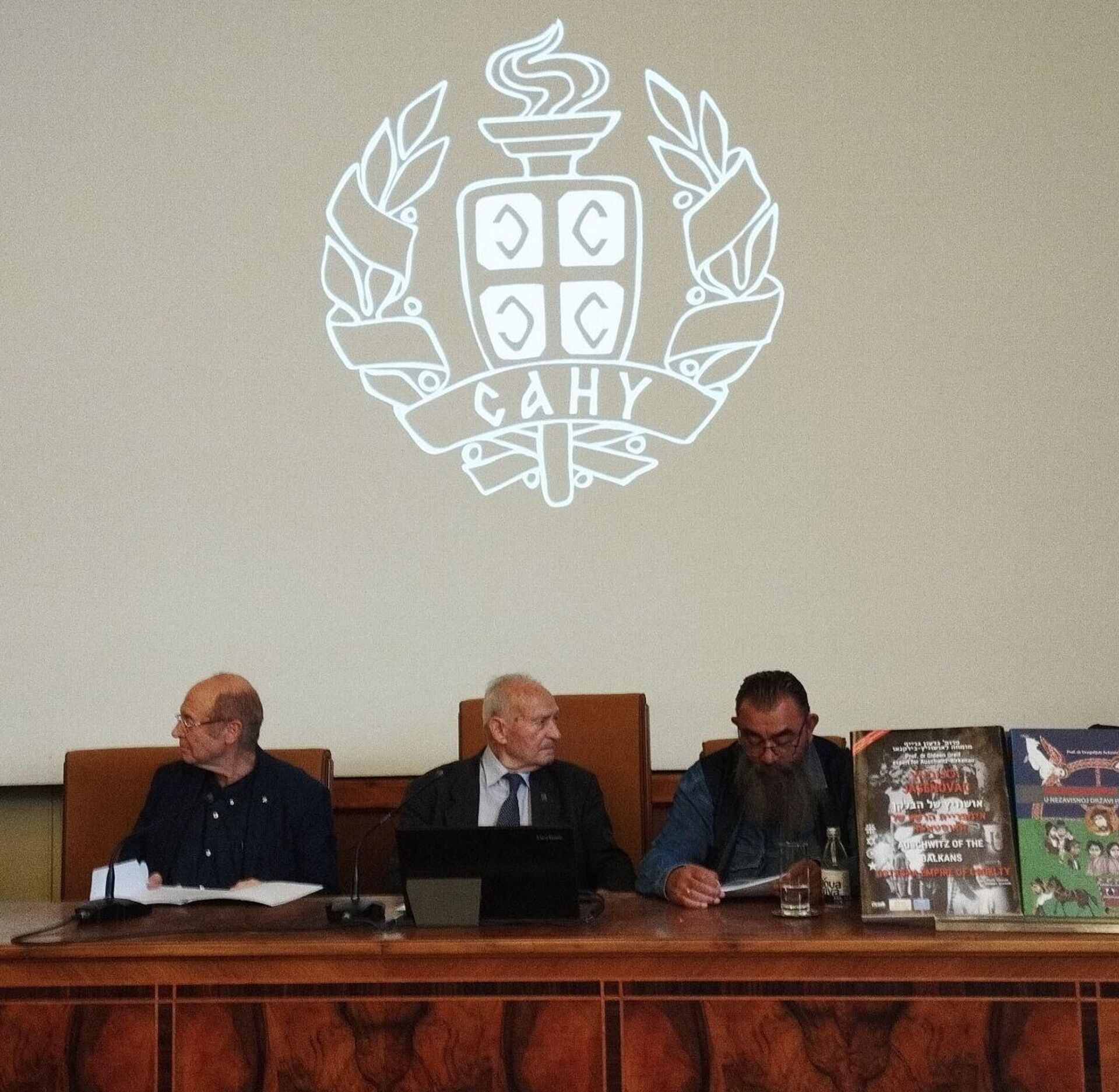 Гидеон Грајф, Гојко Рончевић Мраовић и Драгољуб Ацковић (с лева на десно) на свечаној академији поводом 80. годишњице пробоја Јасеновца - Sputnik Србија, 1920, 24.04.2025