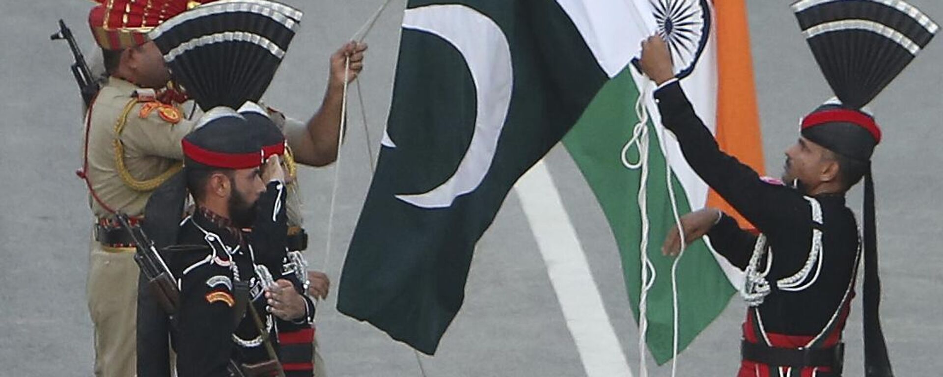 Pakistan Rangers soldiers in black uniform face Indian Border Security Force soldiers at a daily closing ceremony at Wagah border post. File photo. - Sputnik Srbija, 1920, 24.04.2025