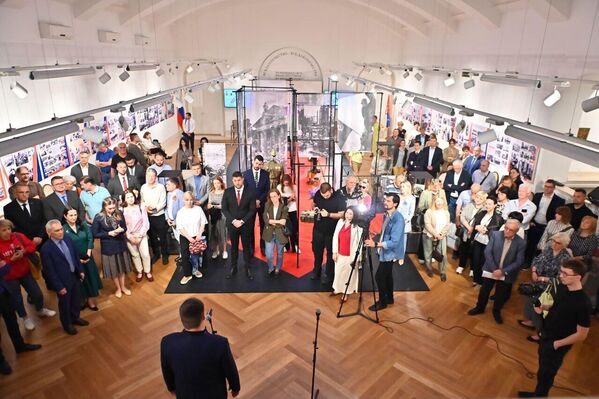 Изложбу је свечано отворио министар културе Никола Селаковић, у присуству амбасадора Русије у Србији Александра Боцан-Харченка - Sputnik Србија