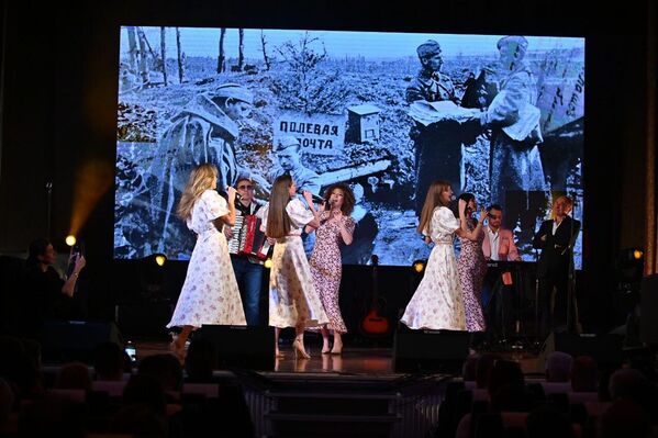 Након отварања изложбе, одран је концерт симболичног назива „Песме победе“ уз наступ популарне руске вокалне групе „Хор Турецког”. - Sputnik Србија